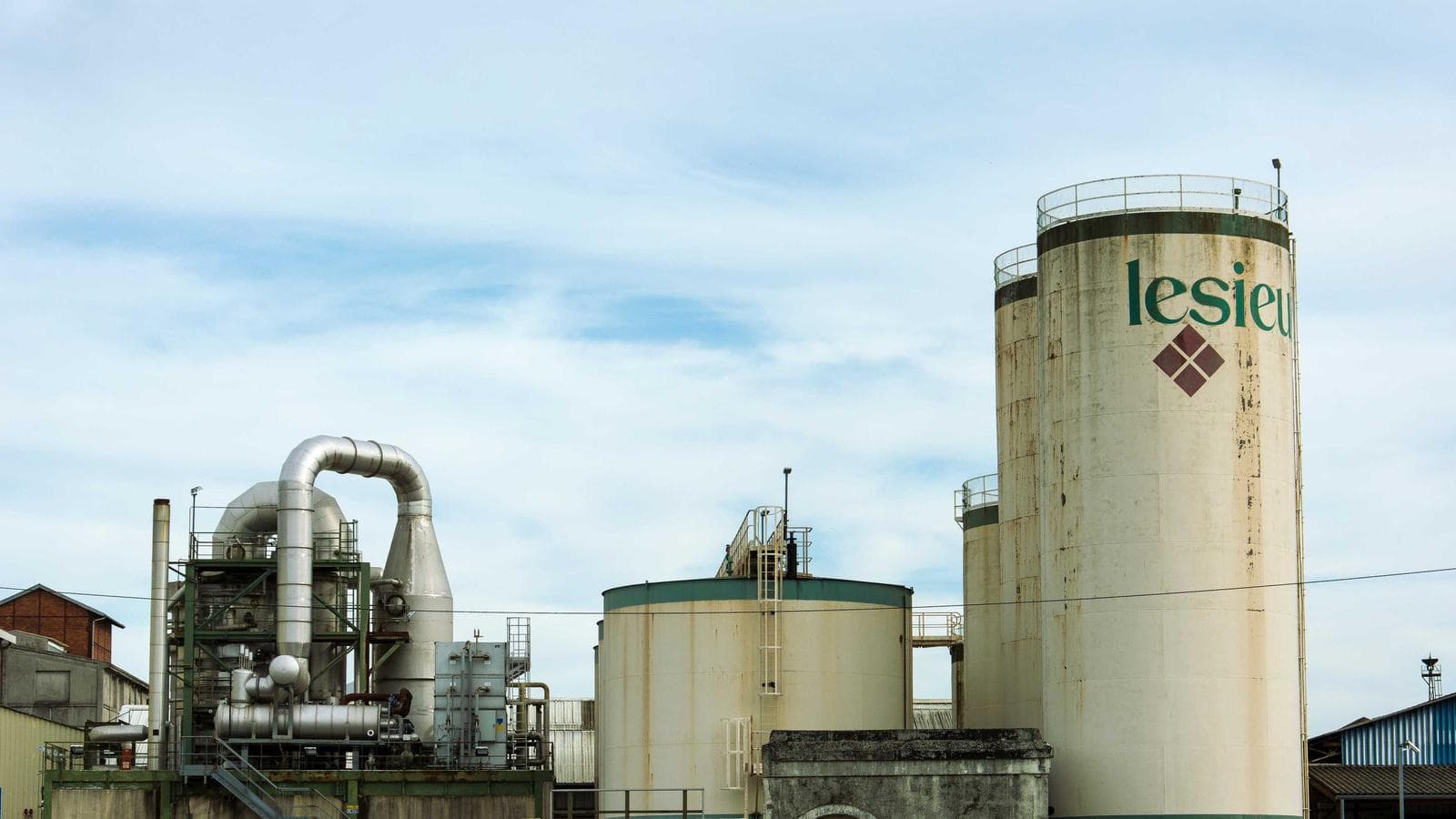 Gold Doubled But Investors Are Leaving: The Gold Miner Paradox and Oil Shock Catalyst